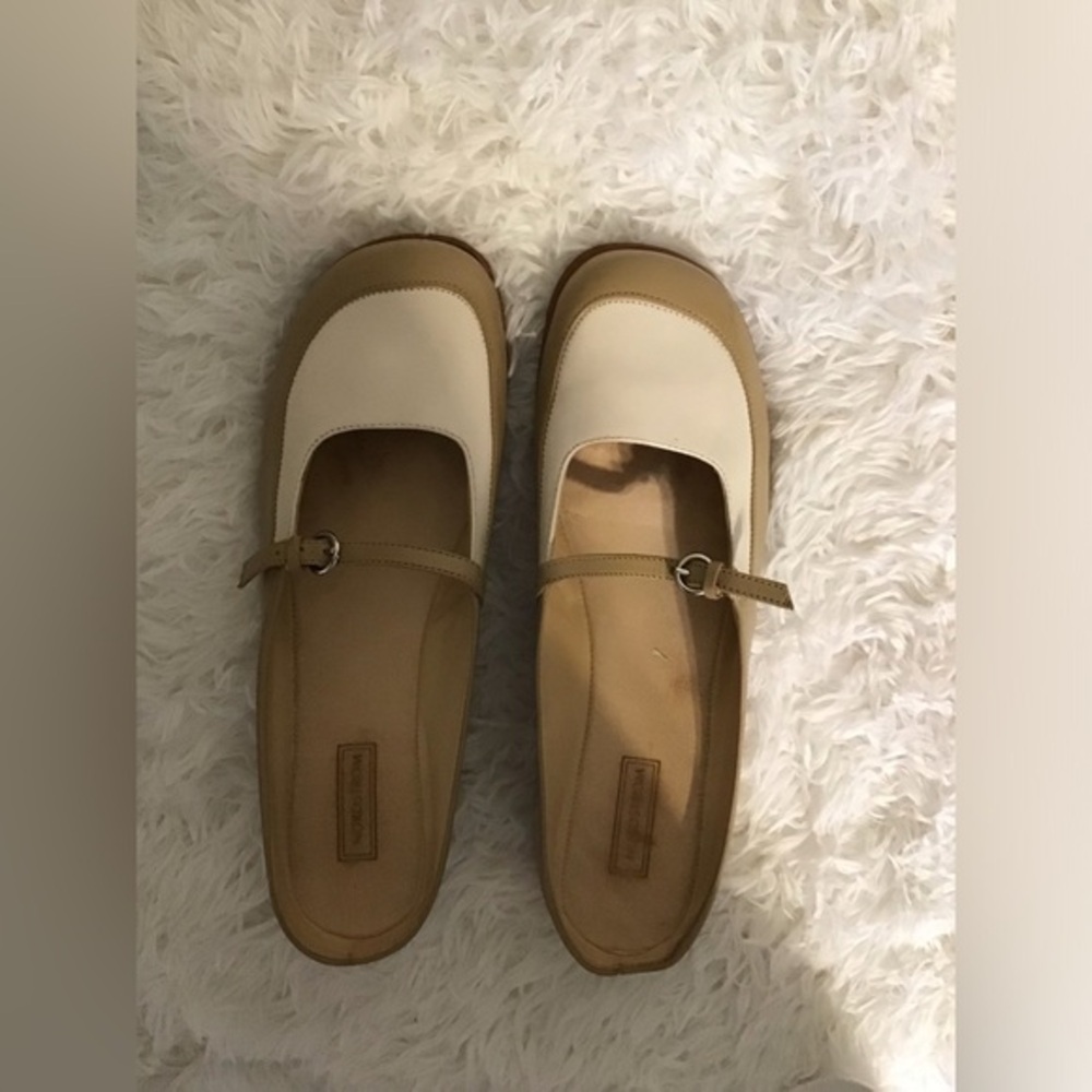 Norstrom’s women’s two-tone leather slide in shoes. Size 8 1/2 medium.